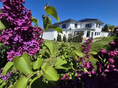 Moderne Villa mit großzügigem Grundstück vor Berlin - ideal für zwei Familien