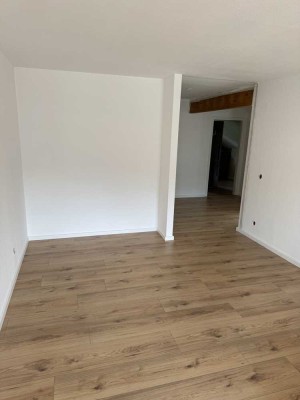 Stilvolle, vollst. renovierte 3-Zimmer-Dachgeschosswohnung mit geh. Innenausstattung mit Balkon