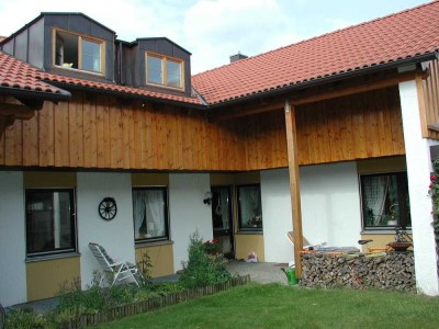 Ehemaliger Winkelbungalow mit Gartenidylle: Charmante Erdgeschosswohnung mit viel Raum und Potenzial