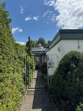 Bezaubernd schönes Bungalow Ein Familien-Haus, wartet im Grünen gebettet auf die nächste Generation.