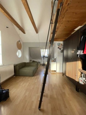 Ab Mitte/Ende August: Lichtdurchflutete 1-Zimmer-Maisonette in Altstadtlage