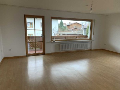 GROSSE 2-ZIMMER-WOHNUNG IN RUHIGEM, GEPFLEGTEM 2-FAMILIEN-HAUS - AN EINZELPERSON ODER PAAR