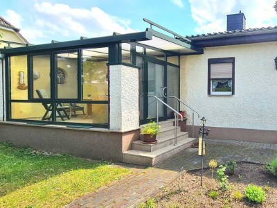 NEUER PREIS | PROVISIONSFREI |
Bungalow mit Wintergarten & Garage in grüner und beliebter Wohngegen