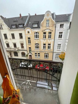 Charmante 2 Zimmer Wohnung mit französischem Balkon in denkmalgeschütztem Objekt