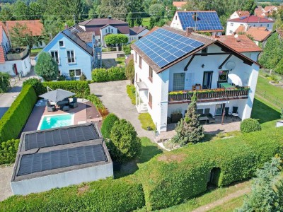 Gepflegtes Zweifamilienhaus mit Pool