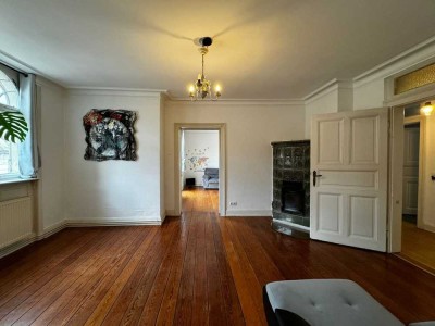 * HISTORIC INNER-CITY JEM * 4.5 room, ca. 1,185 ft², 3 balconies, gas stove, fireplace, and parking!