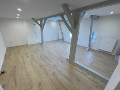 Freundliche 4,5-Zimmer-DG-Wohnung mit offenen Balken und EBK in Magdeburg