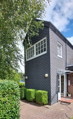 Mehrfamilienhaus in Schleswig Erdgeschoss zum 01.10.25 frei!
1400€ kalt, 3.0 Zi.- 180 m