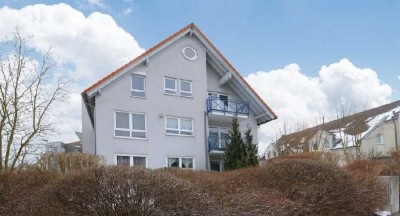 Sanierte, teilweise möbilierte Maisonette-Wohnung mit drei Zimmern sowie Balkon und EBK