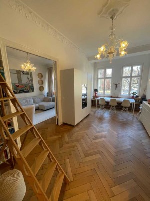 Einzigartige Stuckaltbauwohnung mit Kamin und luxuriösem Ausbau