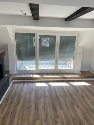 Neu sanierte Dachgeschosswohnung mit Kamin und Balkon in bevorzugter Wohnlage in Duisburg Huckingen.