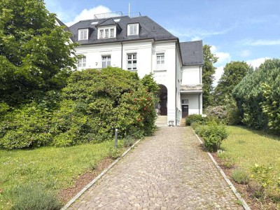 Charmante Penthouse-Wohnung in stilvoller Villa mit Dachterrasse & Aufzug – zentrale Lage