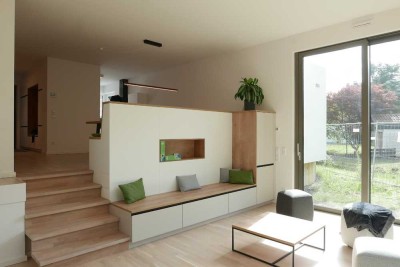 Moderne Doppelhaushälfte mit versetzter Wohnebene, 4 Schlafzimmern, Balkon, Garage  und  Gart