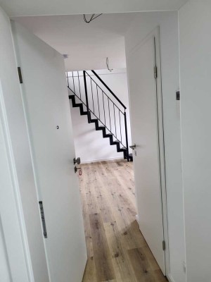 Exklusive 3,5-Zimmer-Maisonette-Wohnung mit gehobener Innenausstattung mit Balkon in Rohr-Nemsdorf