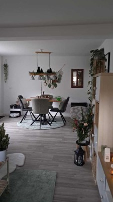 Helle, geräumige 2,5 Zimmer Wohnung mit grossem eigenen Garten