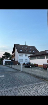 Helle 2-Zimmer-Dachgeschosswohnung in Waldrandlage – mit Einbauküche, Parkplatz & optional möbliert