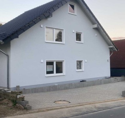 Neubau mit Terasse: Stilvolle 3-Zimmer-EG-Wohnung mit gehobener Innenausstattung in Lindlar