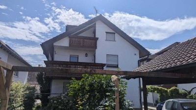 Gepflegtes Zweifamilienhaus mit ausgebautem Dachstock, großer Garage mit Carport und Garten