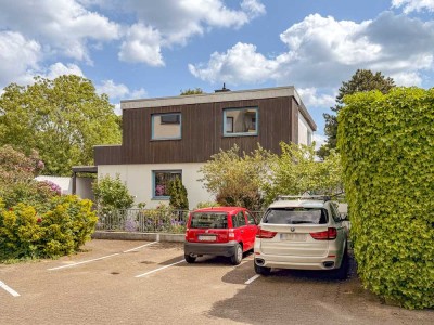 Großzügiges Wohnhaus in zentraler Lage mit Indoor-Pool, Spabereich und 12 Garagen