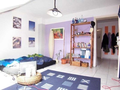 myHome-Immobilien / Supergünstige, NEU RENOVIERTE 2 Zi-DG-Wohnung+mit großer Küche und S-Bahn Nähe.