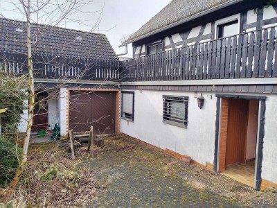 kleines Einfamilienhaus mit Garten und Garage