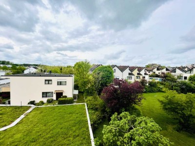 Sehr helle, gerade renovierte 2,5 bis 3-Zimmer-Wohnung