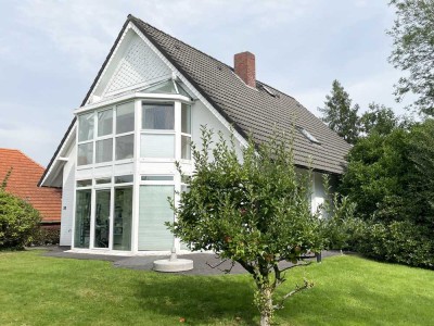 Mit einem Fuß in der Natur  - Schickes Haus  mit Schwimmbad, Doppelgarage und Wohnmobil-Carport!