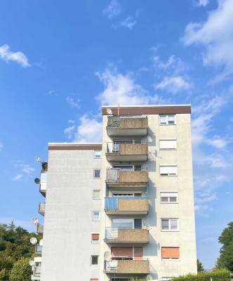 Lichtdurchflutete Eigentumswohnung mit Balkon am Feldrand.