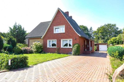 Einfamilienhaus mit Einliegerwohnung 
**neue Heizung **
2 separate Auffahrten
wunderschön ruhig g