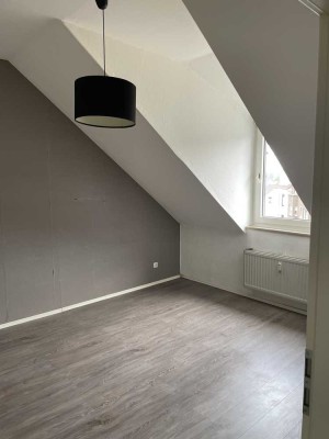 Freundliche 2-Zimmer-DG-Wohnung in Mülheim