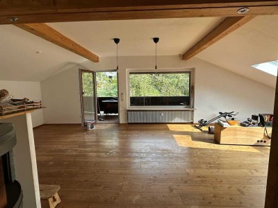 Großzügige 4-Zimmer-Dachgeschosswohnung mit Balkon in ruhiger Lage von Berg / Maxhöhe