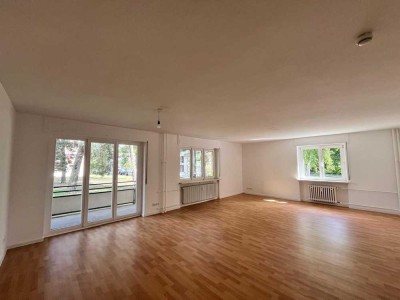 *GROSSARTIGE* 4 Zimmerwohnung mit Balkon im GRÜNEN