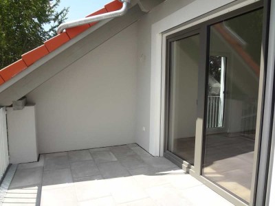 Sehr schöne und moderne 3 Zimmer DG-Wohnung mit EBK und Außenstellplatz zu vermieten!
