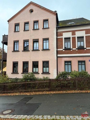 Individuell geschnittene Wohnung mit Balkon
