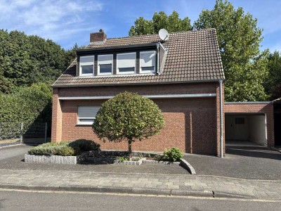 Freistehendes Einfamilienhaus mit gepflegter Ausstattung, schönem Garten und Garage
