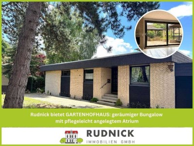Rudnick bietet GARTENHOFHAUS: geräumiger Bungalow mit pflegeleicht angelegtem Atrium