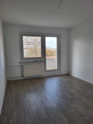 Renovierte 2 -Raumwohnung mit Wannenbad und Balkon!