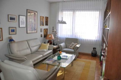 Möblierte 2,5-Zimmer-Wohnung mit Balkon