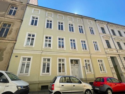 Frisch renoviert! Gemütliche 2-Raum-Erdgeschosswohnung mit großer Küche & Tageslichtbad!