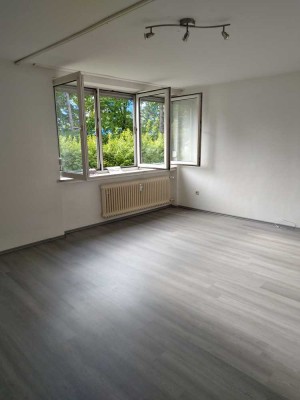Helle 1-ZKB-EG-Wohnung in Ingolstadt, sehr ruhig, eingewachsen mit Baum- und Strauchbestand