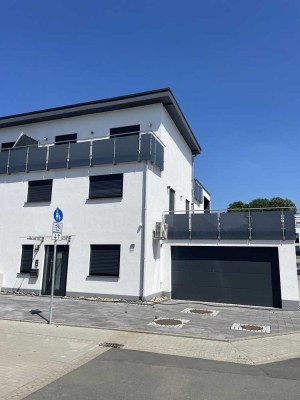 Moderne Neubau Doppelhaushälfte mit EBK zu vermieten