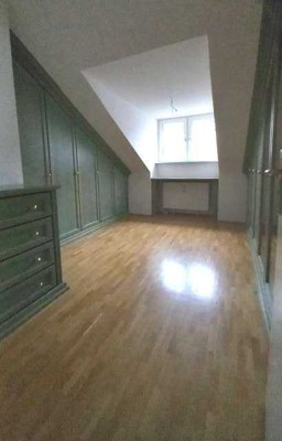 living smart - Freundliche Dachgeschoss-Wohnung mit 4 Zimmern und Sonnenterrasse