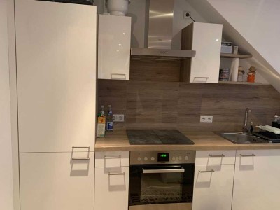 Wunderschöne, offene 3-Zimmer-Dachgeschosswohnung mit uneinsehbarem Balkon u. EBK in 90441, Nürnberg