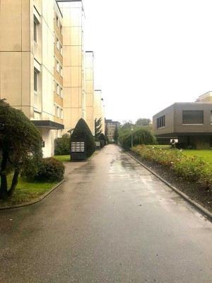 Günstige, modernisierte 3-Zimmer-Edgeschosswohnung mit Balkon in Germering