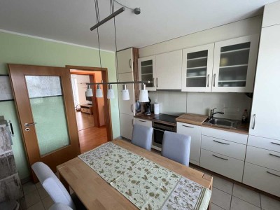 Gemütliche, wohnfertig möblierte 2-Zimmer-Wohnung mit Balkon und Einbauküche