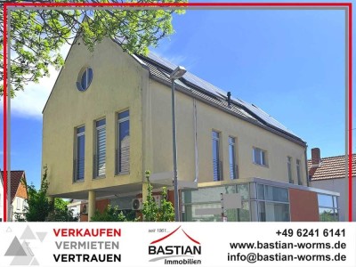 Wie hätten Sie es gerne: Selbstbezug od. Kapitalanlage? Markantes, gepflegtes Geschäfts-/Wohnhaus!