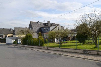 Gepflegtes Einfamilienhaus mit Garten und Garage in ruhiger Ortsrandlage von Ettringen.