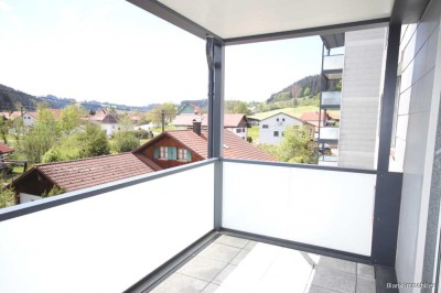 4-Zimmer-Wohnung mit neuem Balkon, Lift, Anwohnerstraße, renoviert - in Weitnau / Seltmans