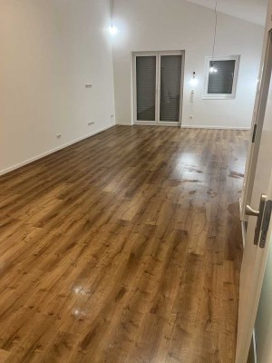 Moderne Wohnung mit Garten und Garage