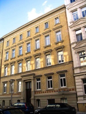 Schöne 2 Zi-Wohnung mit sep. Küche und Einbauküche, Duschbad und Laminat im Paulusviertel